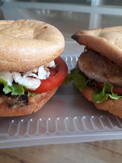 Una foto de Sándwich pollo con pan nube! O calorías!!!😀