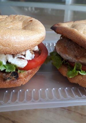 Una foto de Sándwich pollo con pan nube! O calorías!!!😀