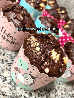 Una foto de Muffins de chocolate 🧁🍫 con trocitos de nueces