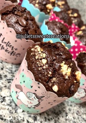 Una foto de Muffins de chocolate 🧁🍫 con trocitos de nueces