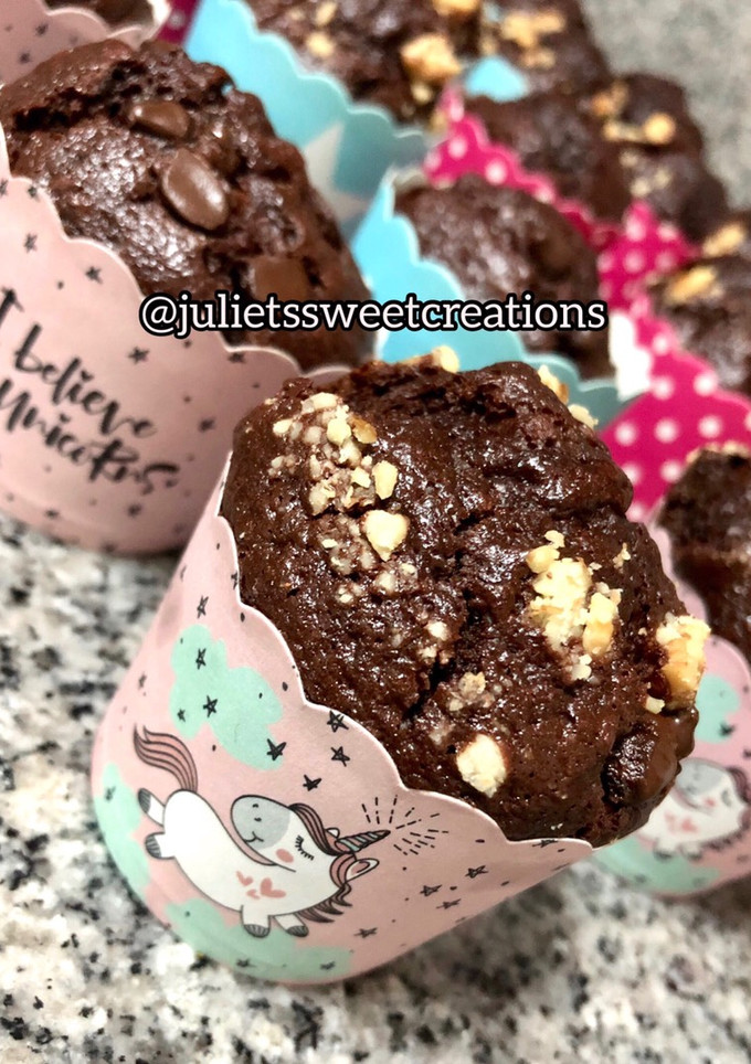 Una foto de Muffins de chocolate 🧁🍫 con trocitos de nueces