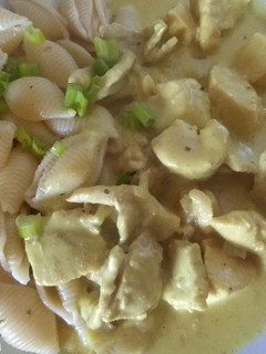 Una foto de Wok de pollo y cerdo a la mostaza con mini galets