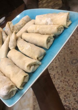 A picture of Samosa/spring rolls wrap.