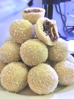 صورة لوصفة كرات جوز الهند محشيه بالشوكولاته والبندق 🥥🍫🥜😋😍