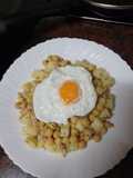 Garbanzos refritos con jamón serrano, papas fritas y huevos fritos