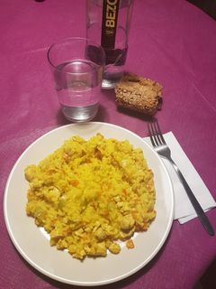 Una foto de Arroz con pollo y verduras
