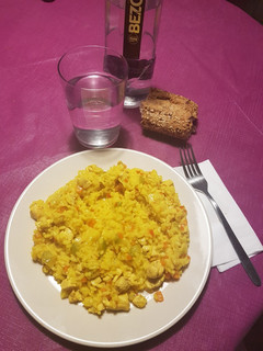 Una foto de Arroz con pollo y verduras