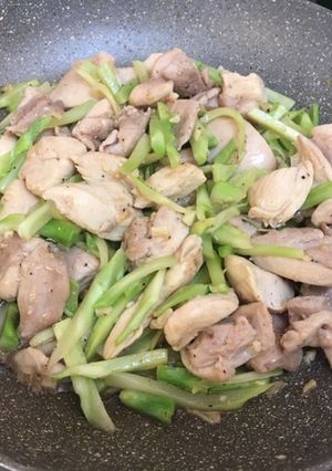A picture of Chinese stir-fried chicken and broccoli stems.