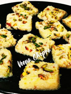 कोकोनट पिस्ता बर्फी (coconut pista barfi recipe in Hindi) रेसिपी मुख्य फोटो