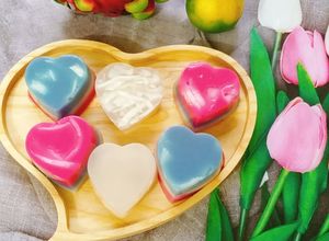 Hình của món Rau câu dừa từ hoa đậu biếc và thanh long ruột đỏ.