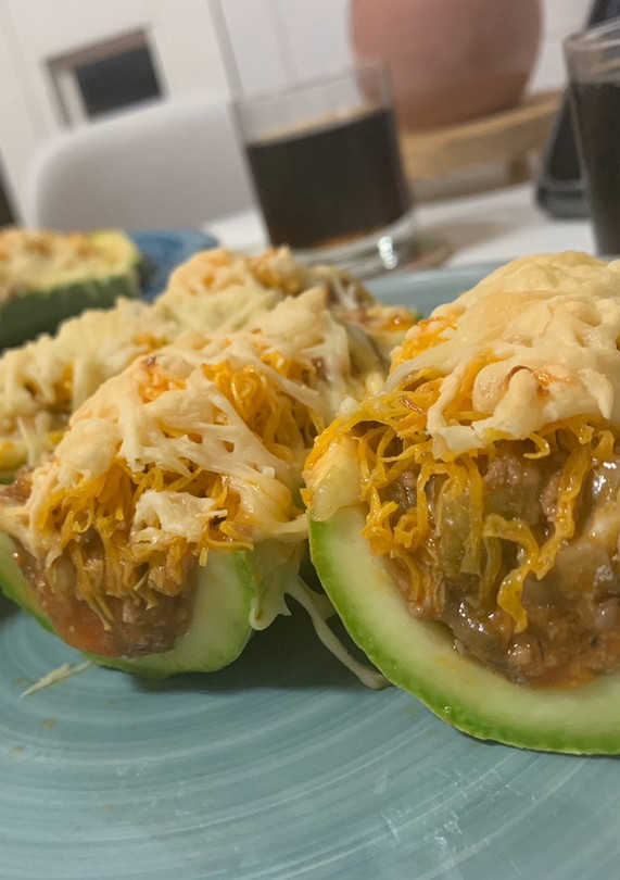 Una foto de Calabacines rellenos de carne y verduras