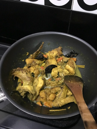 Anti Ribet, Membuat Ayam Bumbu Kuning Kemangi Istimewa