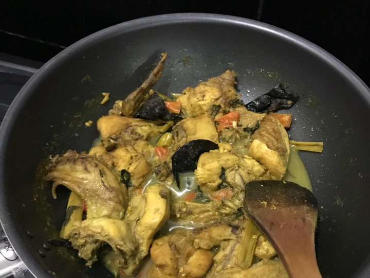 Anti Ribet, Membuat Ayam Bumbu Kuning Kemangi Istimewa