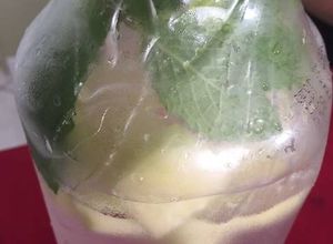 Una foto de Agua saborizada de pepino