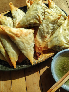 Una foto de Pastelitos filo con farsa de verduras
