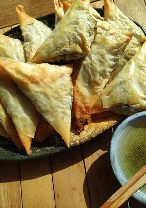 Una foto de Pastelitos filo con farsa de verduras