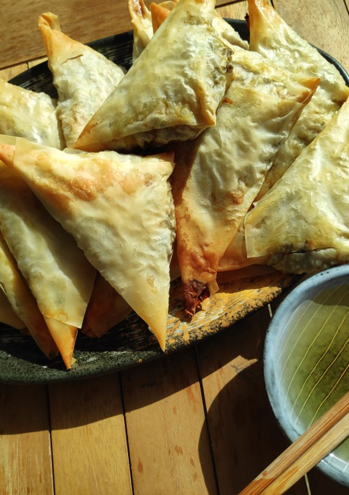 Una foto de Pastelitos filo con farsa de verduras