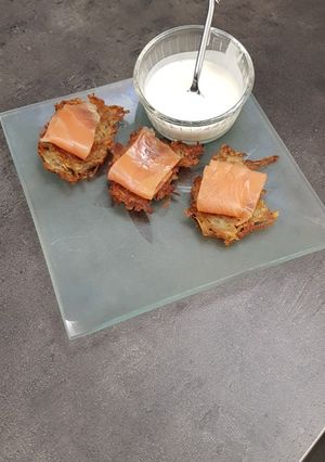 Une photo de Miniröstis de pomme de terre et saucre crème citronnée