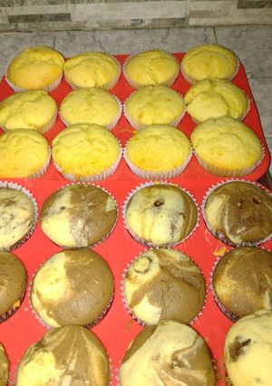 Una foto de Muffins de limón y marmolados