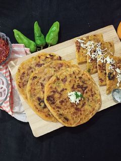 મિક્સ વેજ ચીઝ પરાઠા (Mix Veg Cheese Paratha recipe in Gujarati) રેસીપી મુખ્ય ફોટો