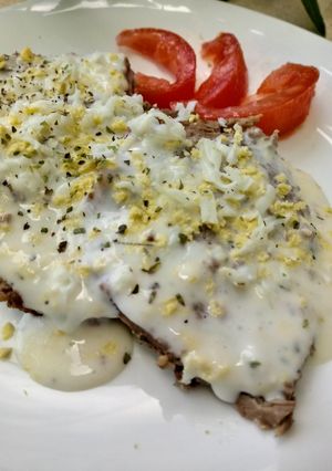 Una foto de Lengua con salsa de huevos