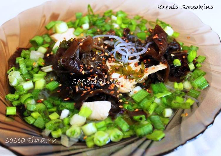 Китайский мясной суп с черными древесными грибами и фунчозой