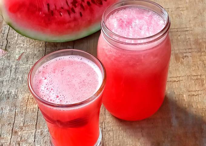 Watermelon and lime frothy drink