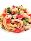 Spaghetti con calamari, fave e pomodoro mini plum