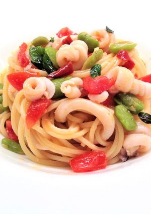 Foto di Spaghetti con calamari, fave e pomodoro mini plum