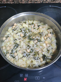 Una foto de Arroz con acelgas, bacalao y garbanzos