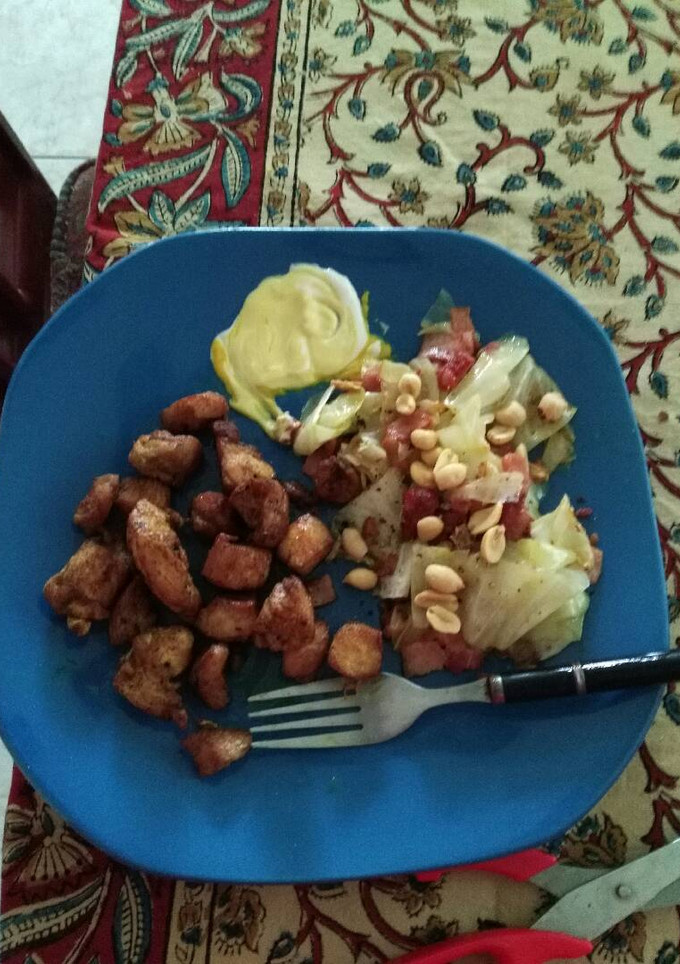 Una foto de Cetogénica:Repollo verde salteado con bacon y maní