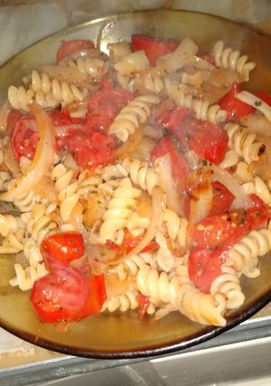 Una foto de Fideos salteados con tomate y cebolla 😋