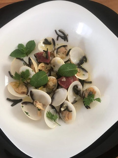 Una foto de Almejas con jamón y ramallo de mar