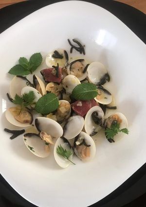 Una foto de Almejas con jamón y ramallo de mar