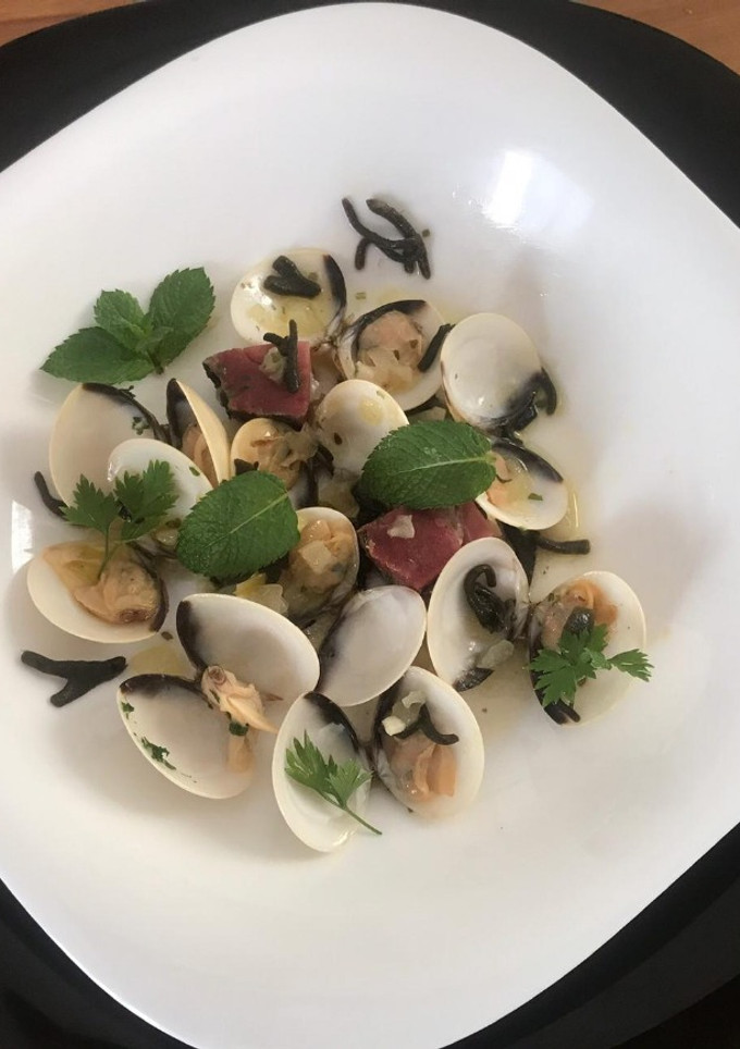 Una foto de Almejas con jamón y ramallo de mar