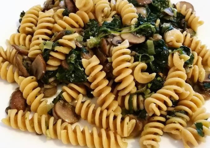 Ricetta di Veloce Fusilli Funghi e Spinaci