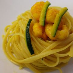 A picture of Linguine con zafferano, zucchine e gamberi.