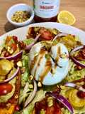 Salade de patate douce rôtie, guacamole, Shakshuka Omie, oignons rouges, burrata et pistaches