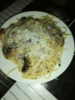 Una foto de Espaguetis, setas y parmesano