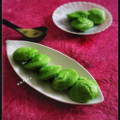 A picture of Palak Semolina Idli.