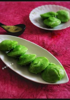 A picture of Palak Semolina Idli.