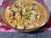 Una foto de strogonoff con pollo y carne