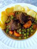 Ternera en salsa de especias y guisantes