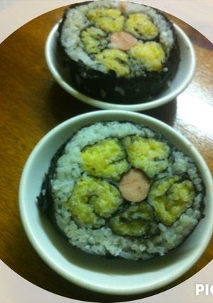 Hình của món Kimbap hoa mai vàng.