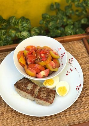 Foto resep Steak tuna dan salad tomat