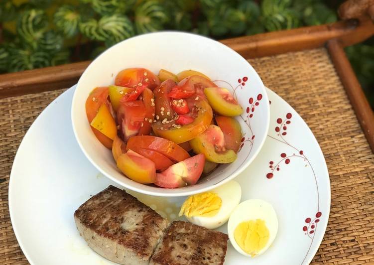 Bagaimana Menyiapkan Steak tuna dan salad tomat yang Sempurna