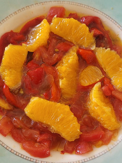 Una foto de Ensalada de verano de pimientos y tomates asados