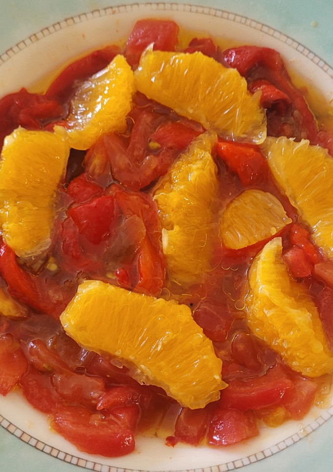 Una foto de Ensalada de verano de pimientos y tomates asados