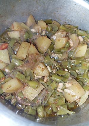 A picture of Aloo saim phali.