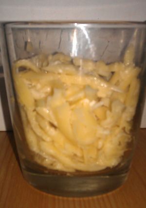 Una foto de Ensalada de queso y cebolla blanca